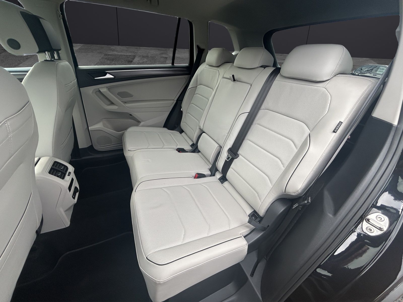 Fahrzeugabbildung Volkswagen Tiguan Allspace Elegance 4M TDI DSG IQ.Light ACC