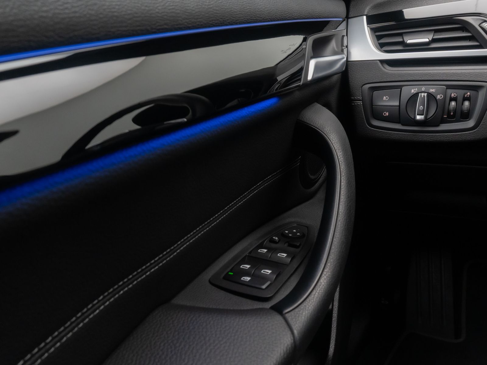Fahrzeugabbildung BMW X1 sD18i xLine DAB Kamera HiFi Komfort Sport 18"