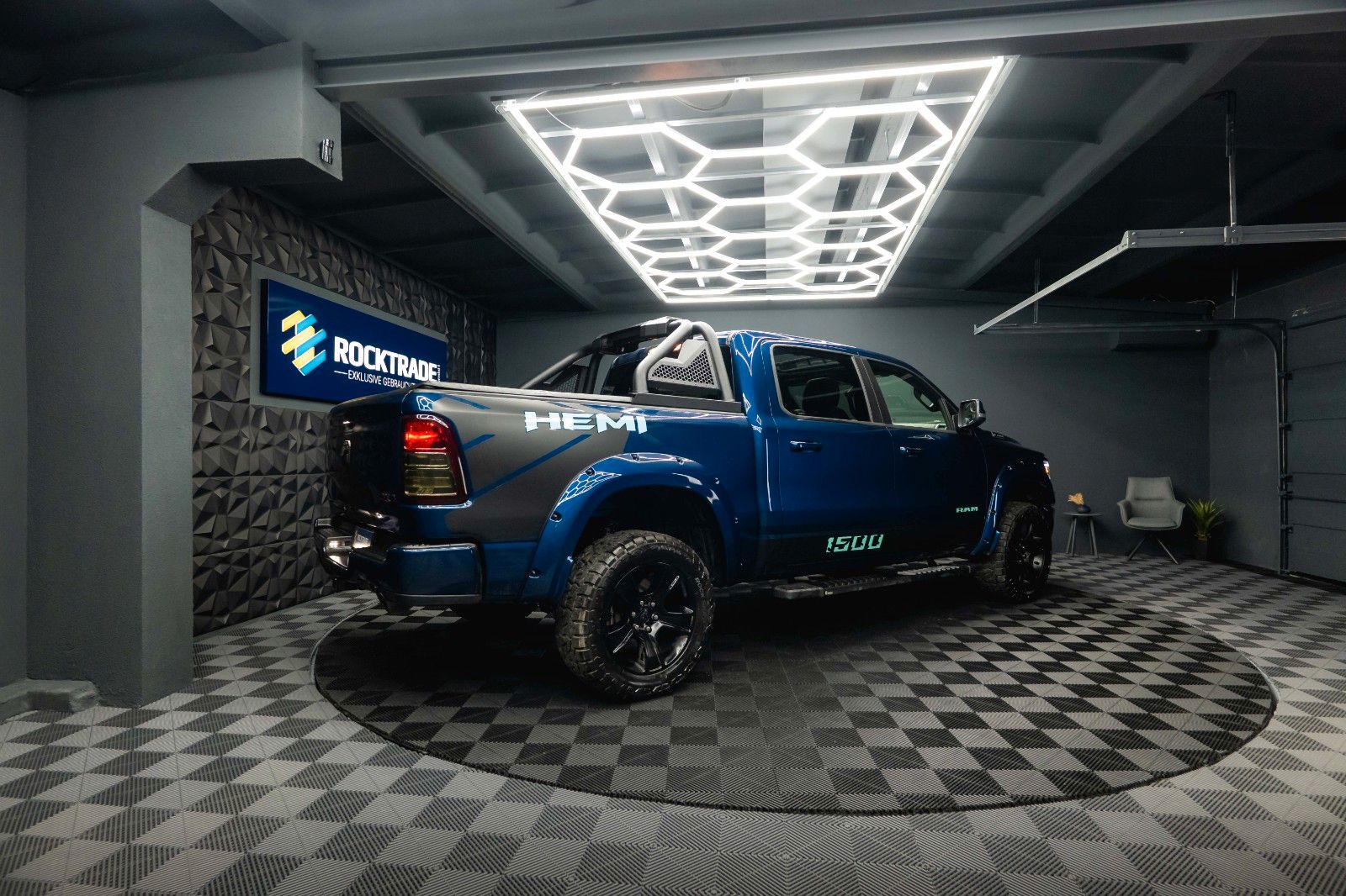 Fahrzeugabbildung Dodge RAM 5.7 V8 HEMI 4x4 NIGHT *Pano*LED* Unfallfrei