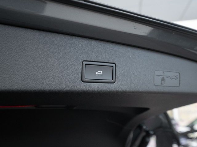 Golf VIII Variant R-Line eTSI DSG Black-Style Pa