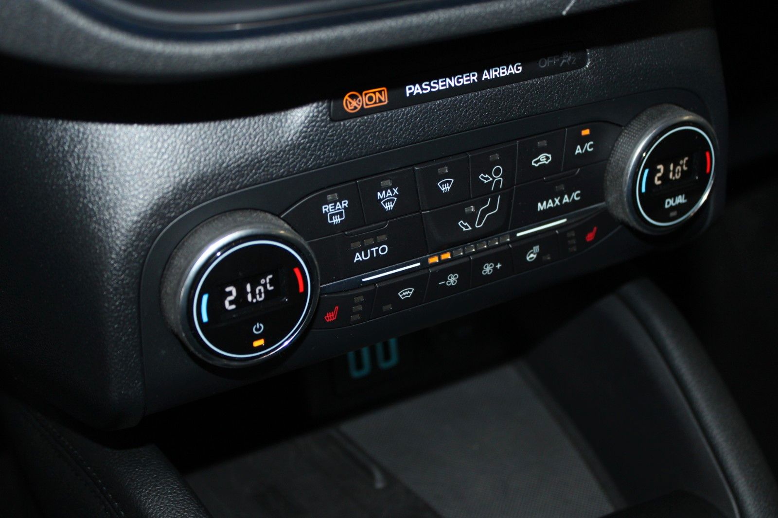 Fahrzeugabbildung Ford Kuga PHEV Titanium X AHK LED HUD 2xCam WinterP.