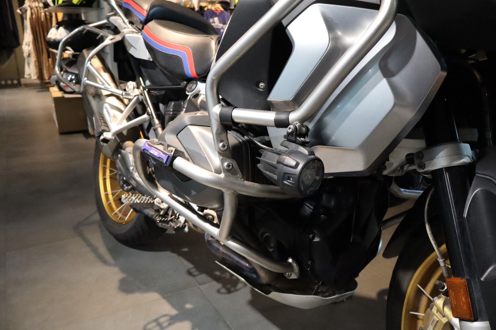 Fahrzeugabbildung BMW R1250GS ADV mit Akrapovic & Tieferlegung