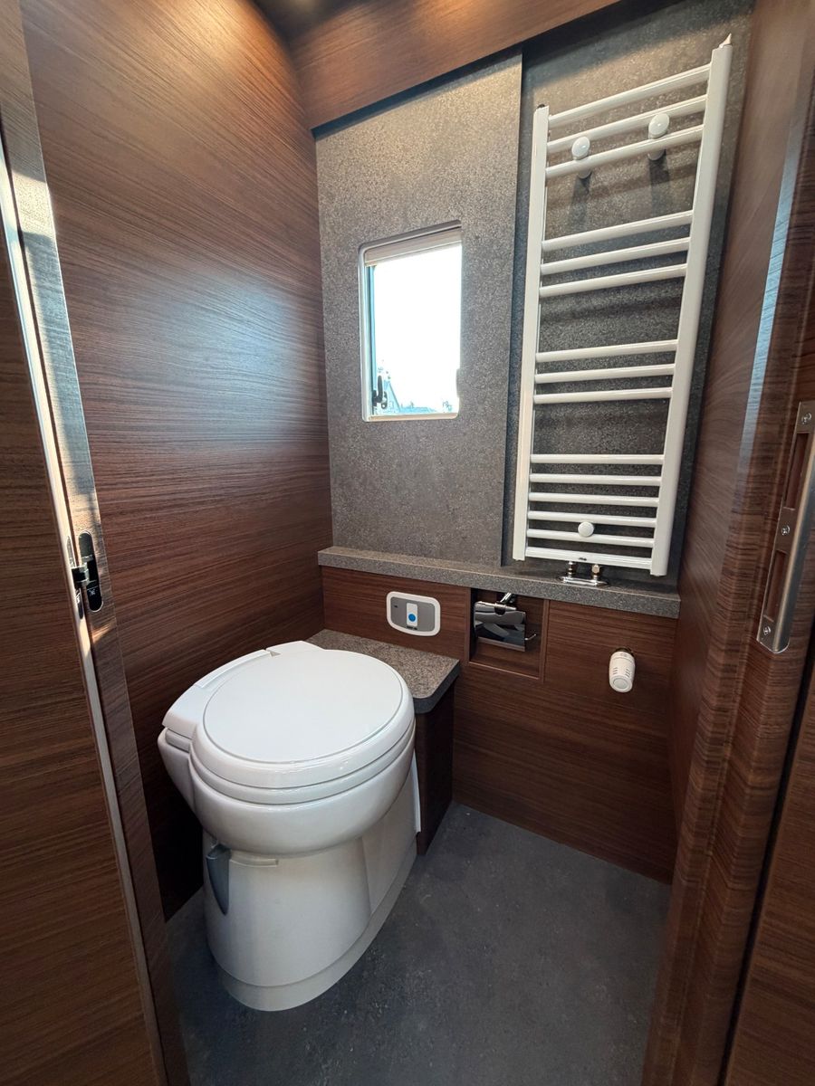 Fahrzeugabbildung Carthago chic c-line I 5.9 XL LE Mercedes Cortina