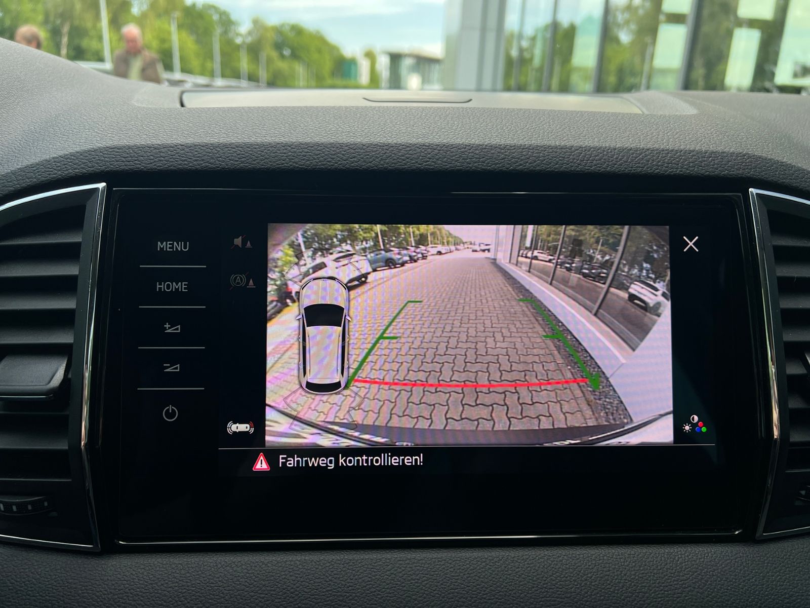 Fahrzeugabbildung SKODA Karoq Style 2.0 TDI DSG *AHK,LED,Navi,Kamera,18'