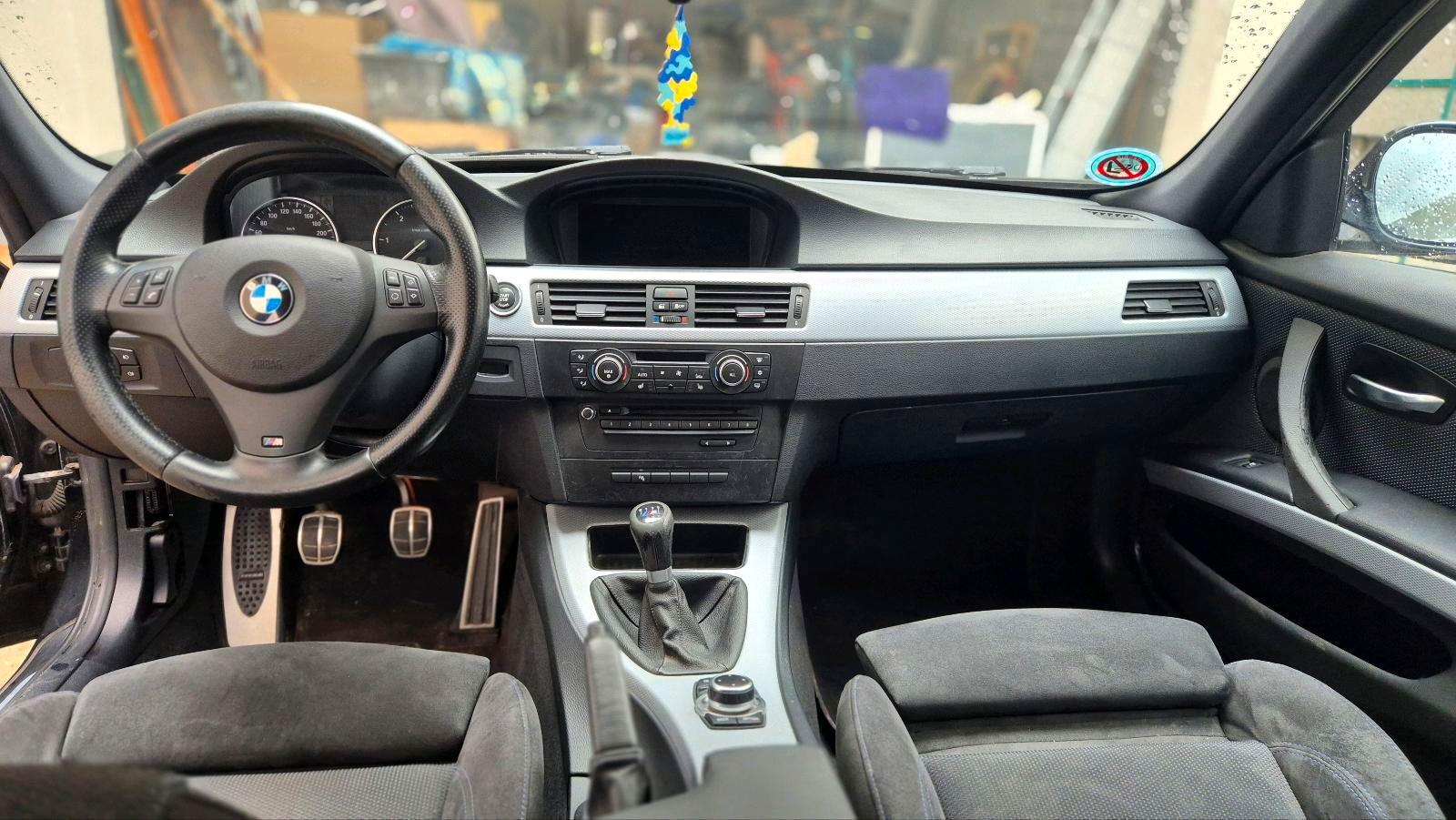 BMW 325 2011 — interior