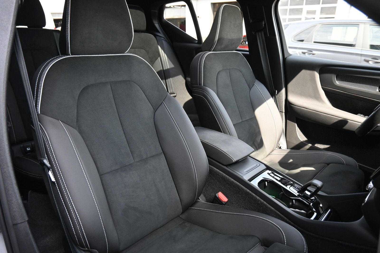 Fahrzeugabbildung Volvo XC40 B4 Plus Dark*LED*PANO*360*STHZ*H&K*DAB*BLIS