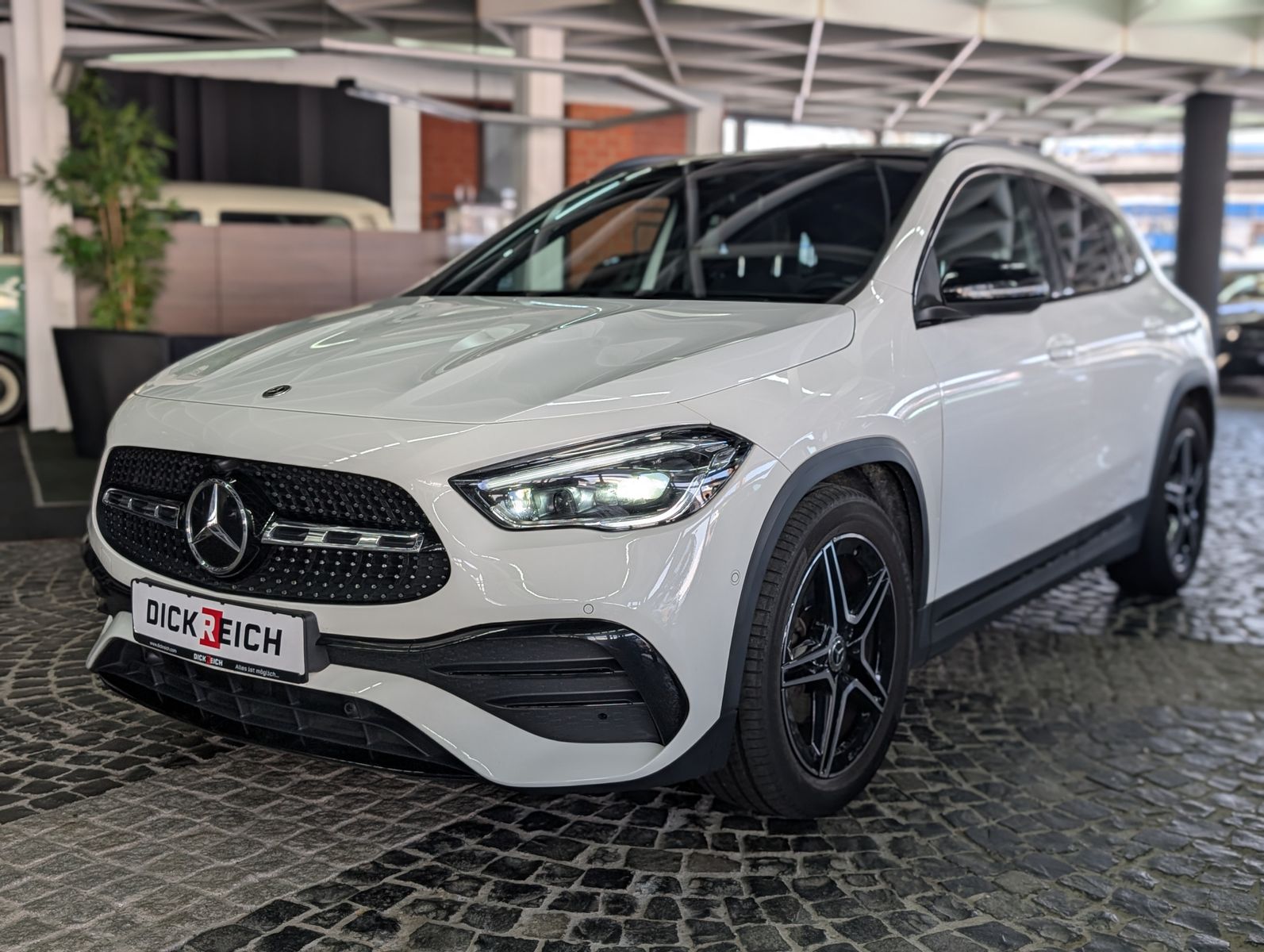 Fahrzeugabbildung Mercedes-Benz GLA 200 d AMG NIGHT PANO ALCANTARA MULTIBEAM 19"