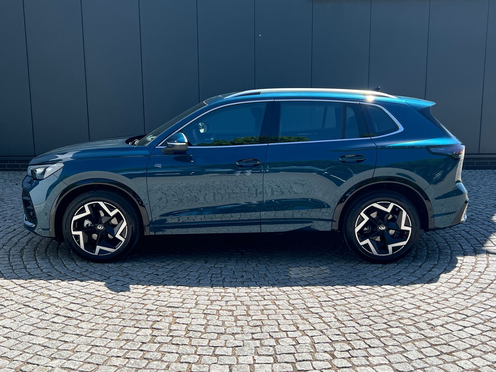 Fahrzeugabbildung Volkswagen Tiguan R-Line 1.5 eTSI DSG *AHK, IQ.Light, ACC,