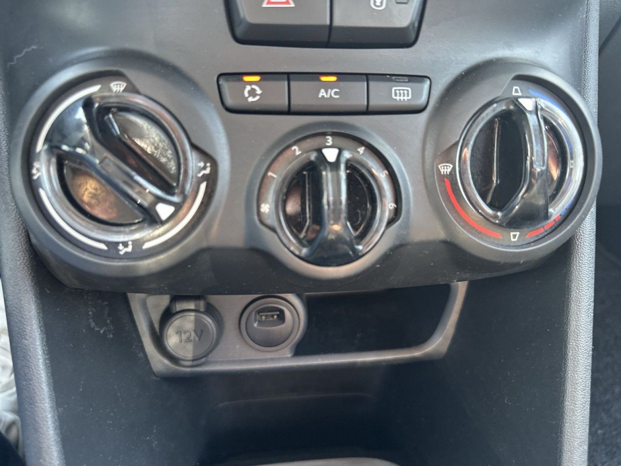 Fahrzeugabbildung Peugeot 208 PureTech 82 1.2*2Hnd-PDC-E6* - mit KI generiert/bearbeitet