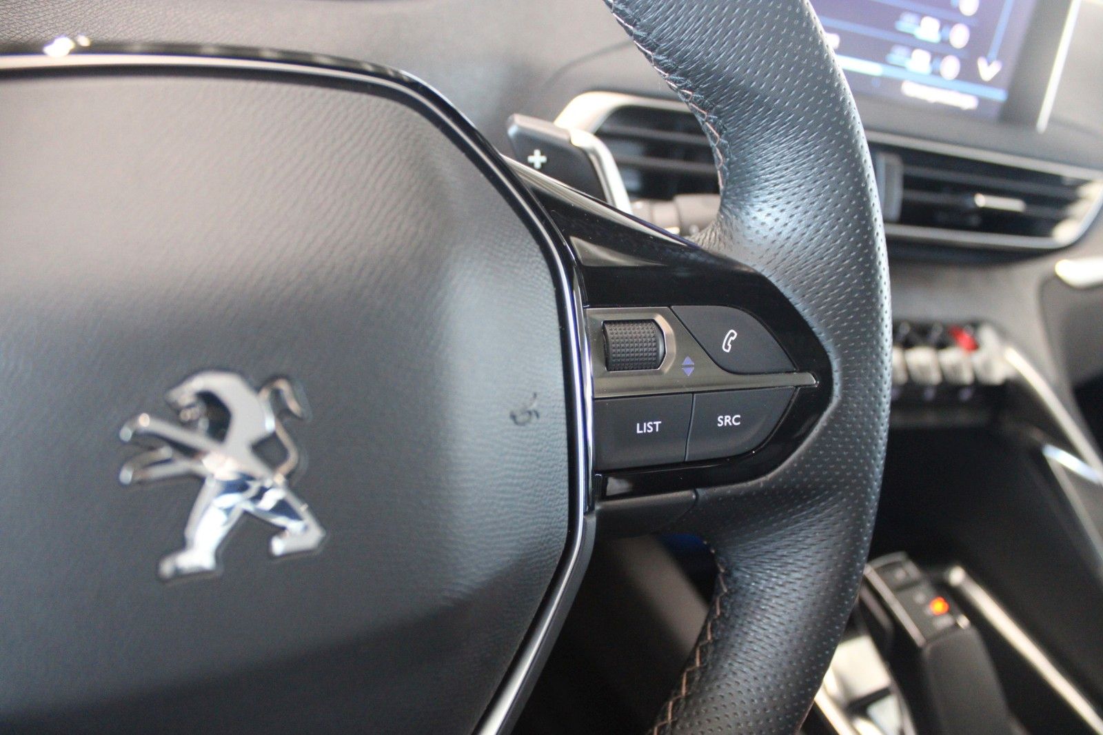 Fahrzeugabbildung Peugeot 3008 HYBRID4 300 e-EAT8 GT Full LED Panodach uvm