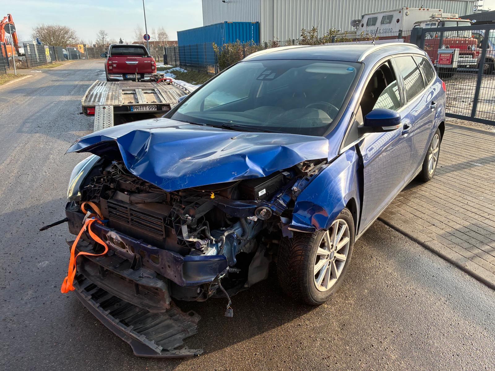 Ford Focus Turnier Titanium/Fahrbereit/Text lesen