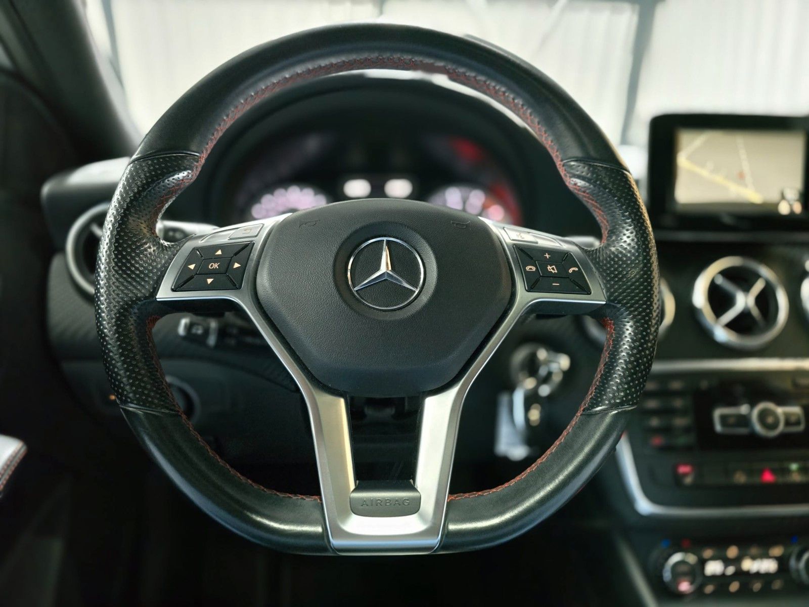 Fahrzeugabbildung Mercedes-Benz A250 AMG-Line/Panorama/Navi/8fach/TÜV-NEU