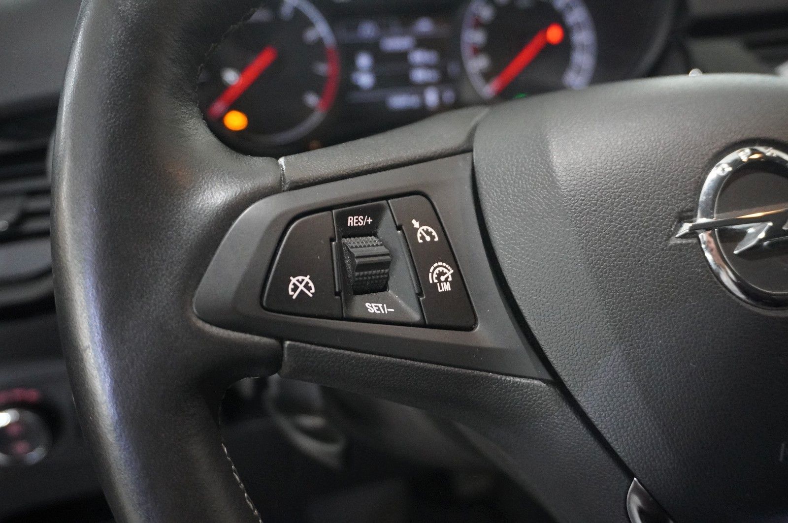 Fahrzeugabbildung Opel Corsa E 1.4 120 JAHRE 5-TÜR NAVI/SHZ/PDC/TEMP.