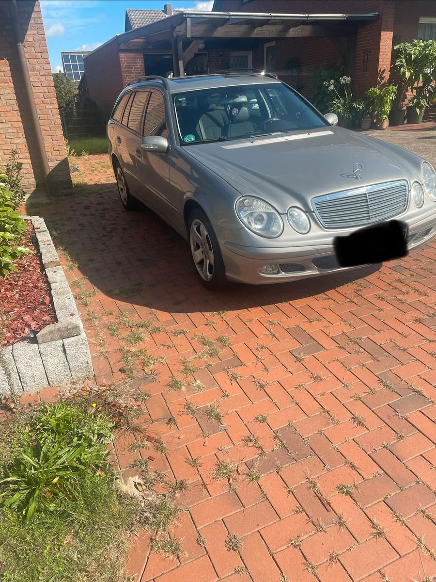 Mercedes-Benz E200 2004 — rear view