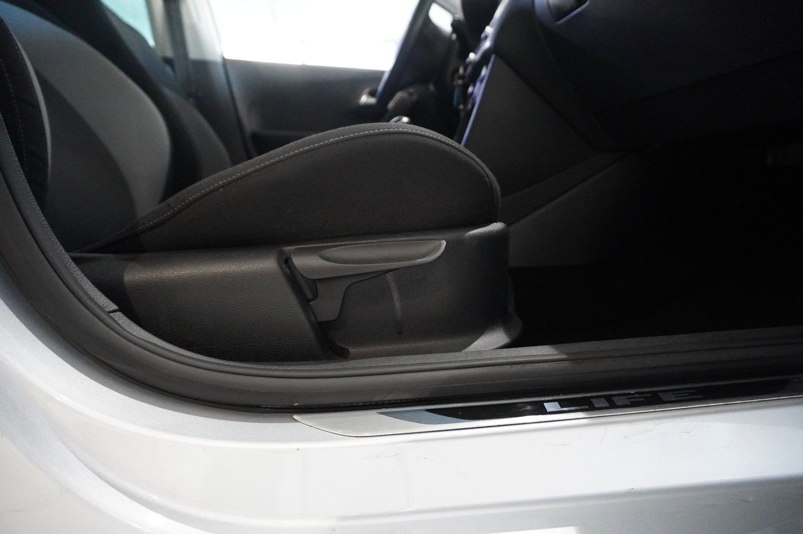 Fahrzeugabbildung Volkswagen Polo V 1.2 LIFE 5-TÜR KLIMA/SHZ/ALU/TEMP./SPORT