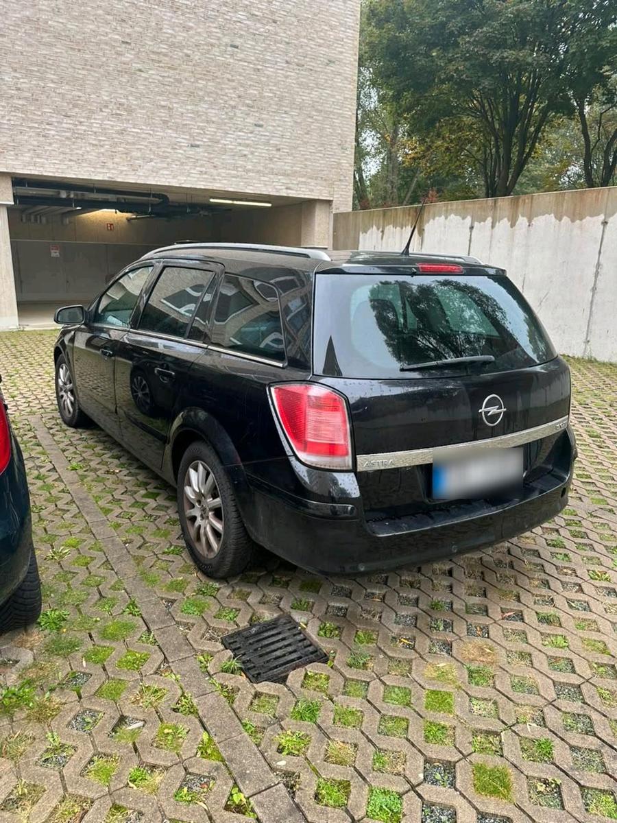 Opel Astra 2006 — rear view