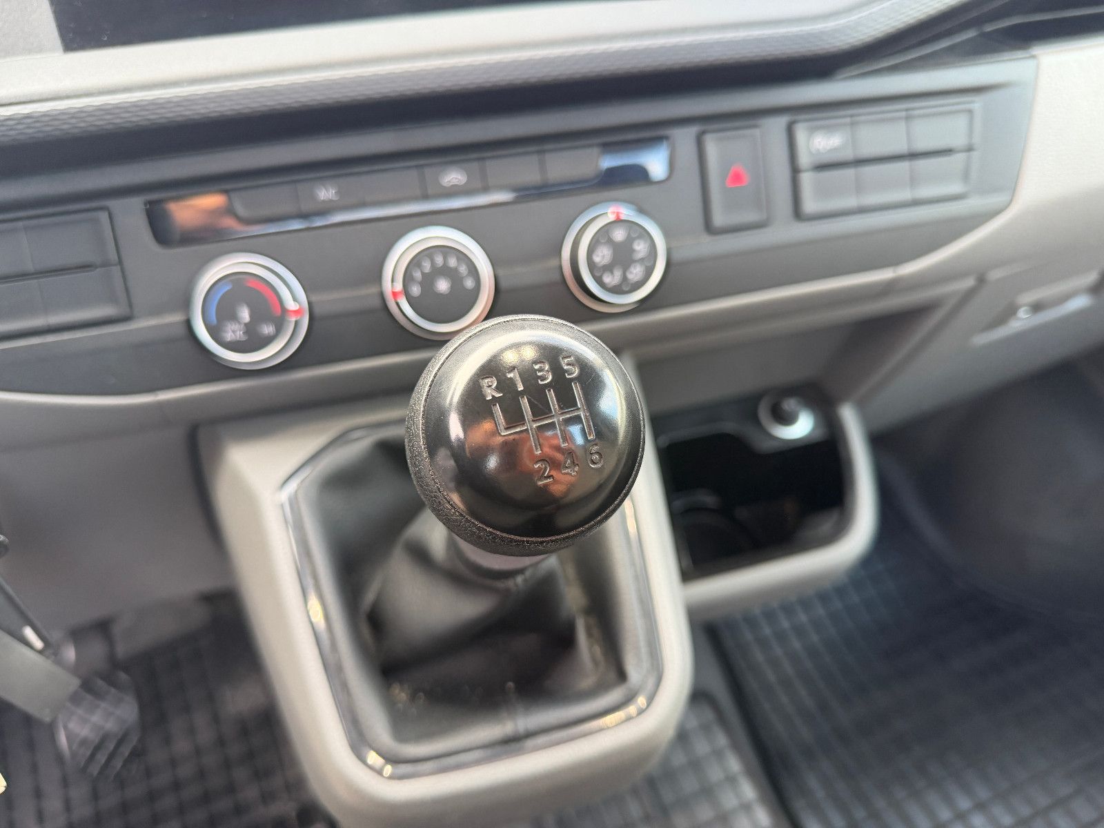 Fahrzeugabbildung Volkswagen T6.1 Transporter Pritsche//APPLE-CAR/NAVI/