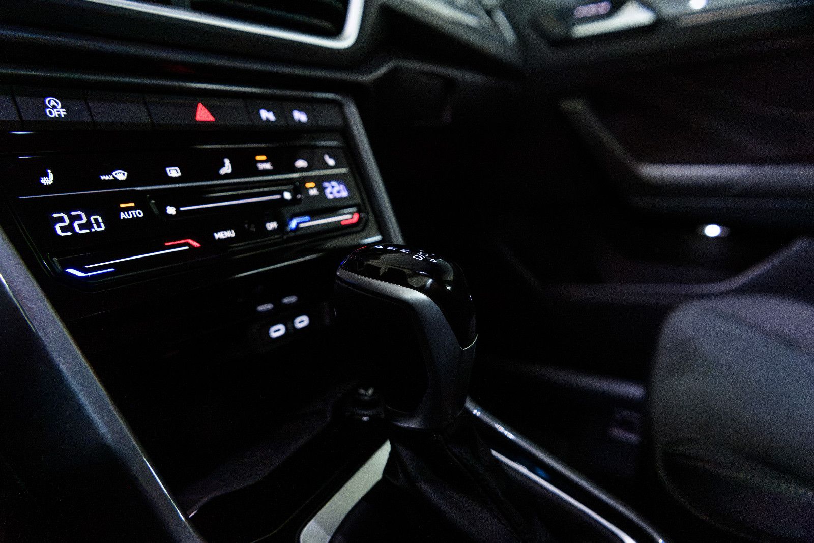 Fahrzeugabbildung Volkswagen T-Roc Style 1.5l TSI DSG +Navi +AHK +ACC +LED