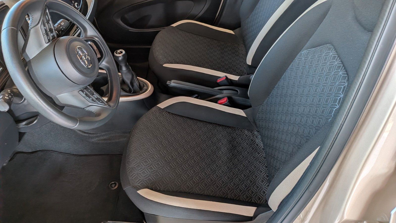 Fahrzeugabbildung Toyota Aygo X Pulse inkl. Rückfahrkamera