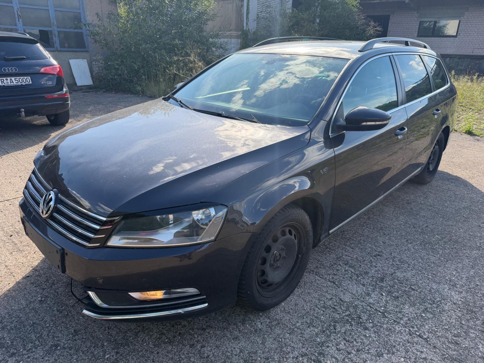 Volkswagen Passat 2011 — rear view