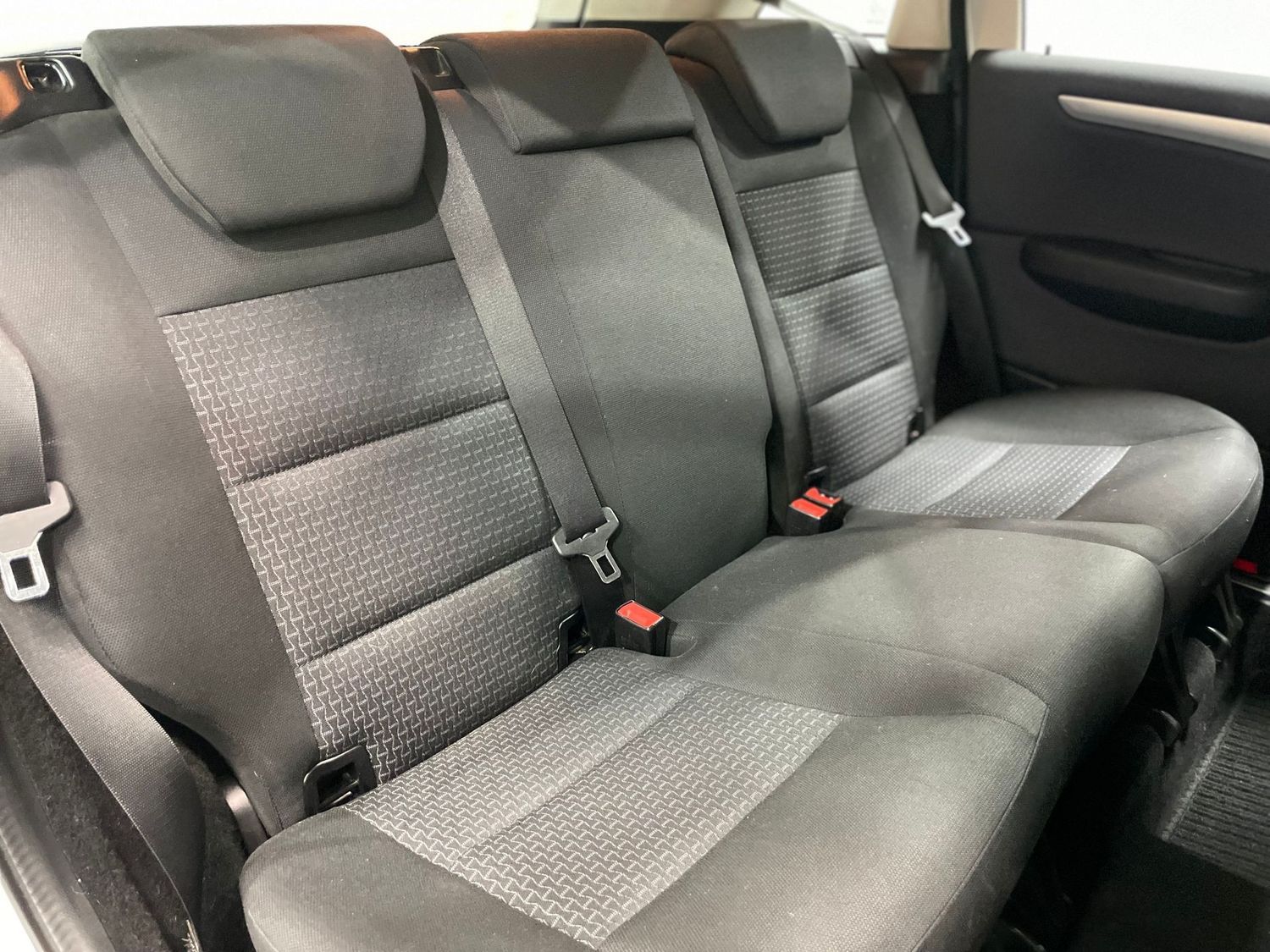 Fahrzeugabbildung Mercedes-Benz B 180 i #SHZ