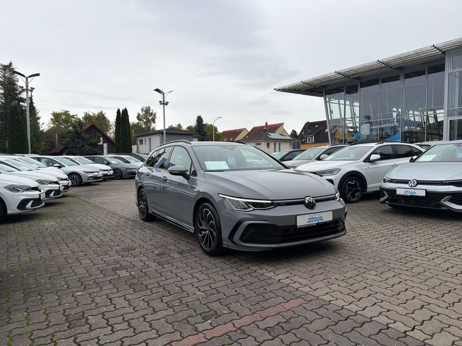 Golf Variant R-Line eTSI DSG Navi AZV Kamera