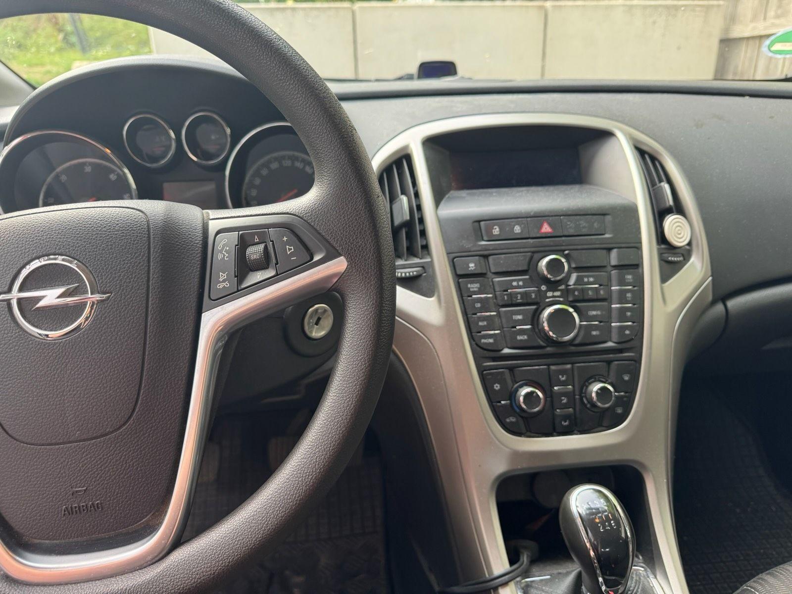 Opel Astra 2011 — photo 7
