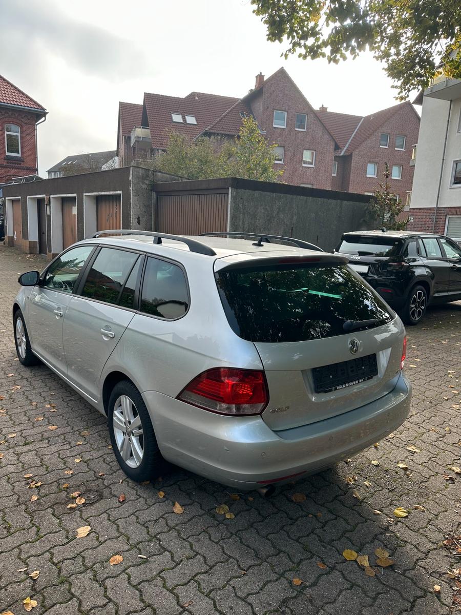Volkswagen Golf 2012 — rear view
