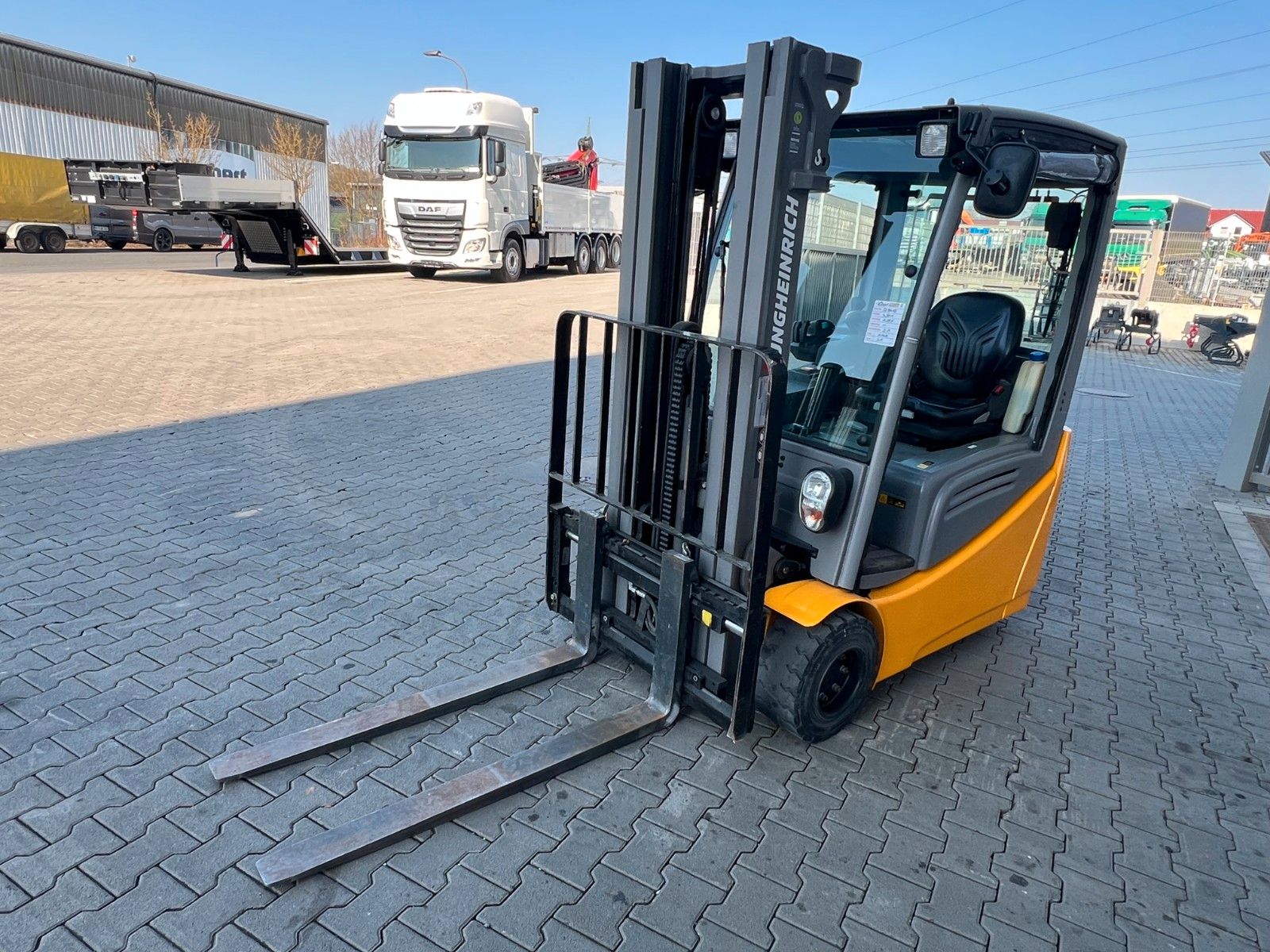 Fahrzeugabbildung Jungheinrich EFG 218 / Triplex 4.30m / SS / nur 1.738h