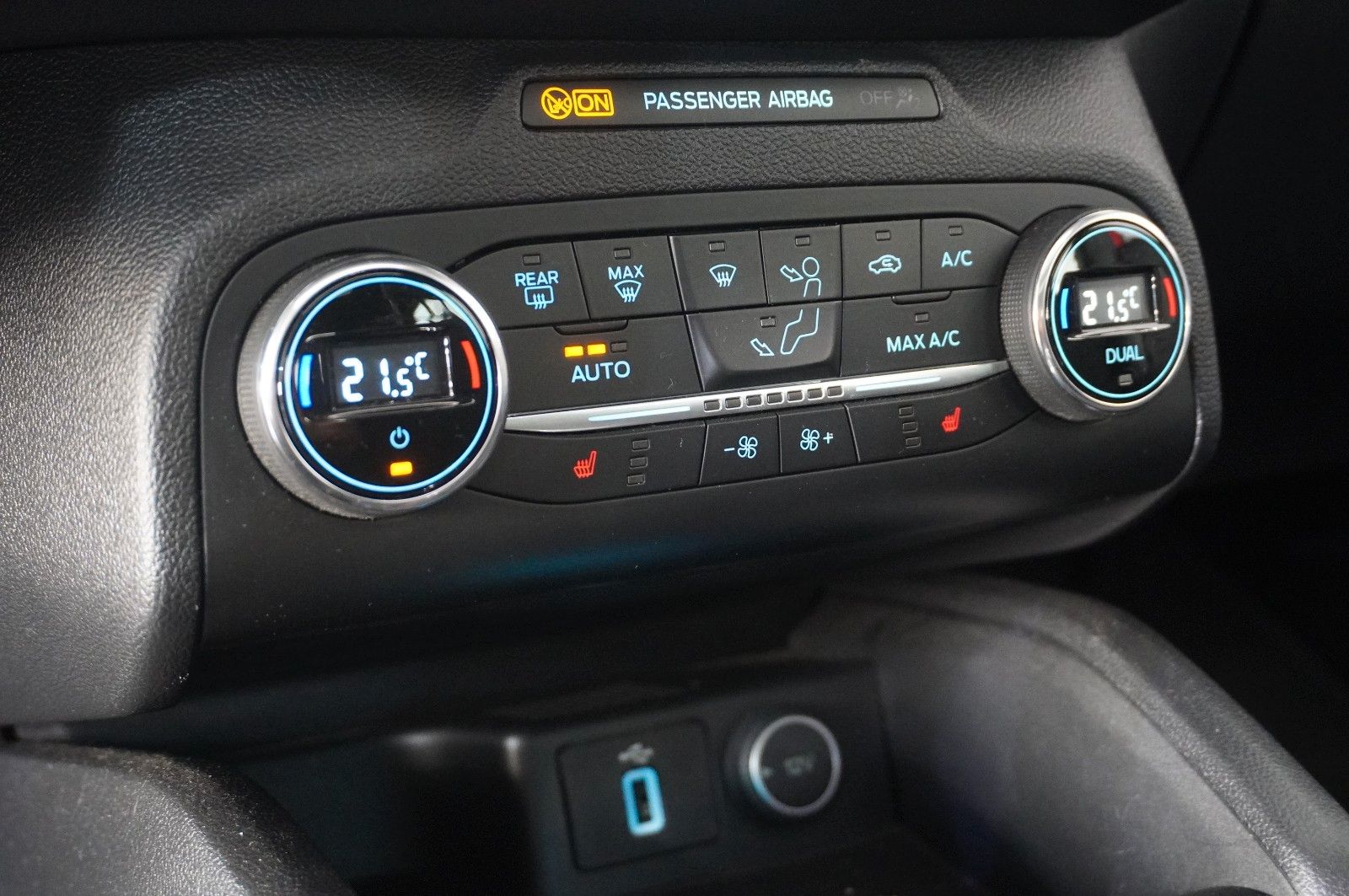 Fahrzeugabbildung Ford Focus 1,0 ST LINE SPORT NAVI/LED/KAMERA/PANO./SH