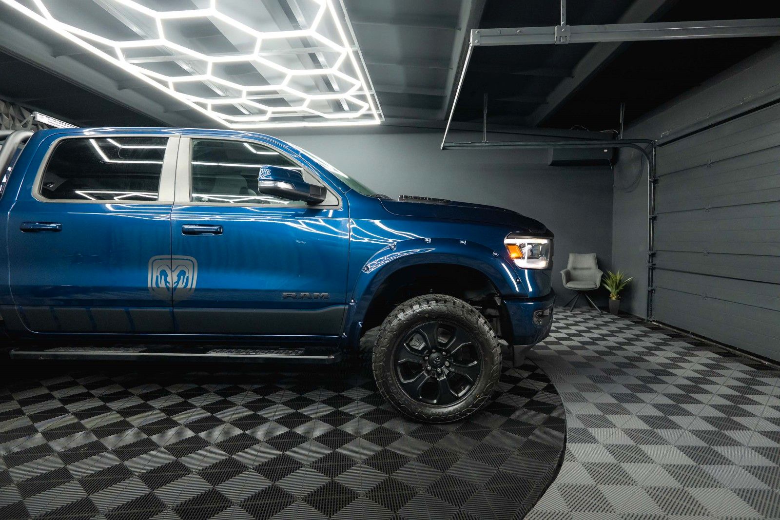 Fahrzeugabbildung Dodge RAM 5.7 V8 HEMI 4x4 OFFROAD NightPaket AXLE LOCK