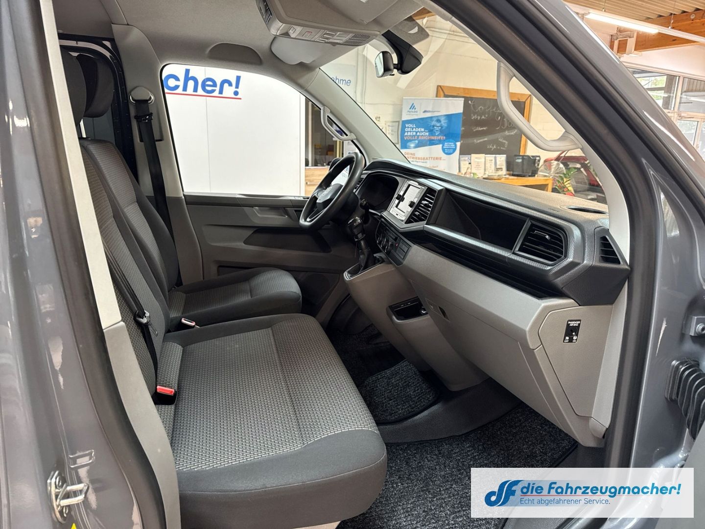 Fahrzeugabbildung Volkswagen Transporter T6.1 Kombi 2.0 TDI 9.Si. AHK DAB Kam