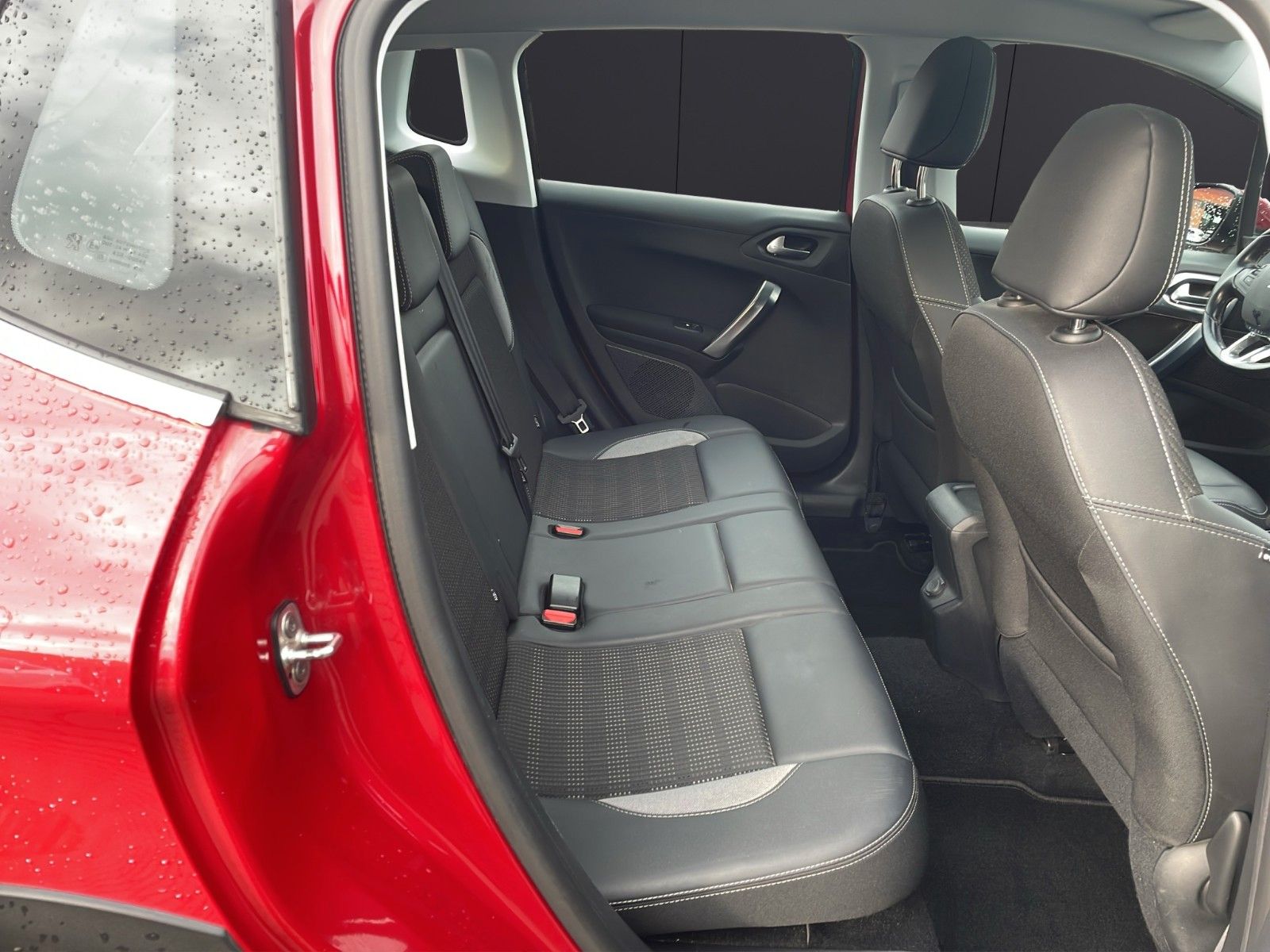 Fahrzeugabbildung Peugeot 2008 Allure*Pano*Navi*SitzHZ*Kamera*PDC*