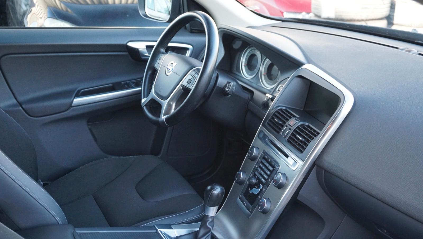 VOLVO XC60 - MOMENTUM - 163 CV - BVM - HAYON ÉLECTRIQUE