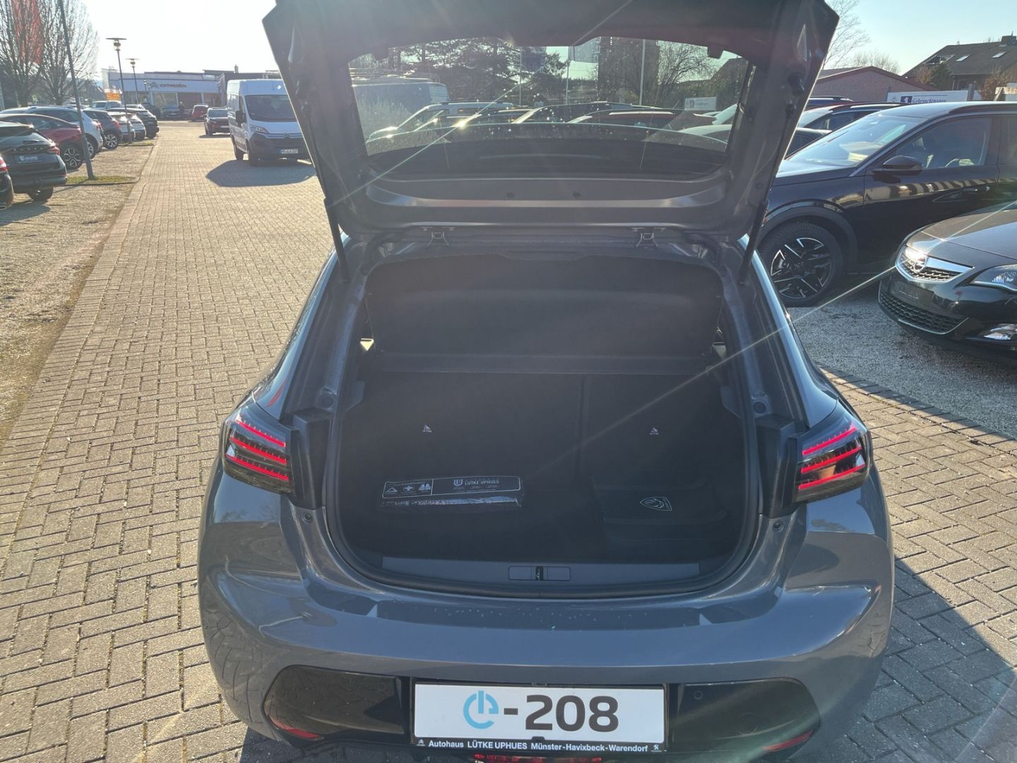 Fahrzeugabbildung Peugeot 208 GT Elektromotor 156 Panorama Navi LED ACC