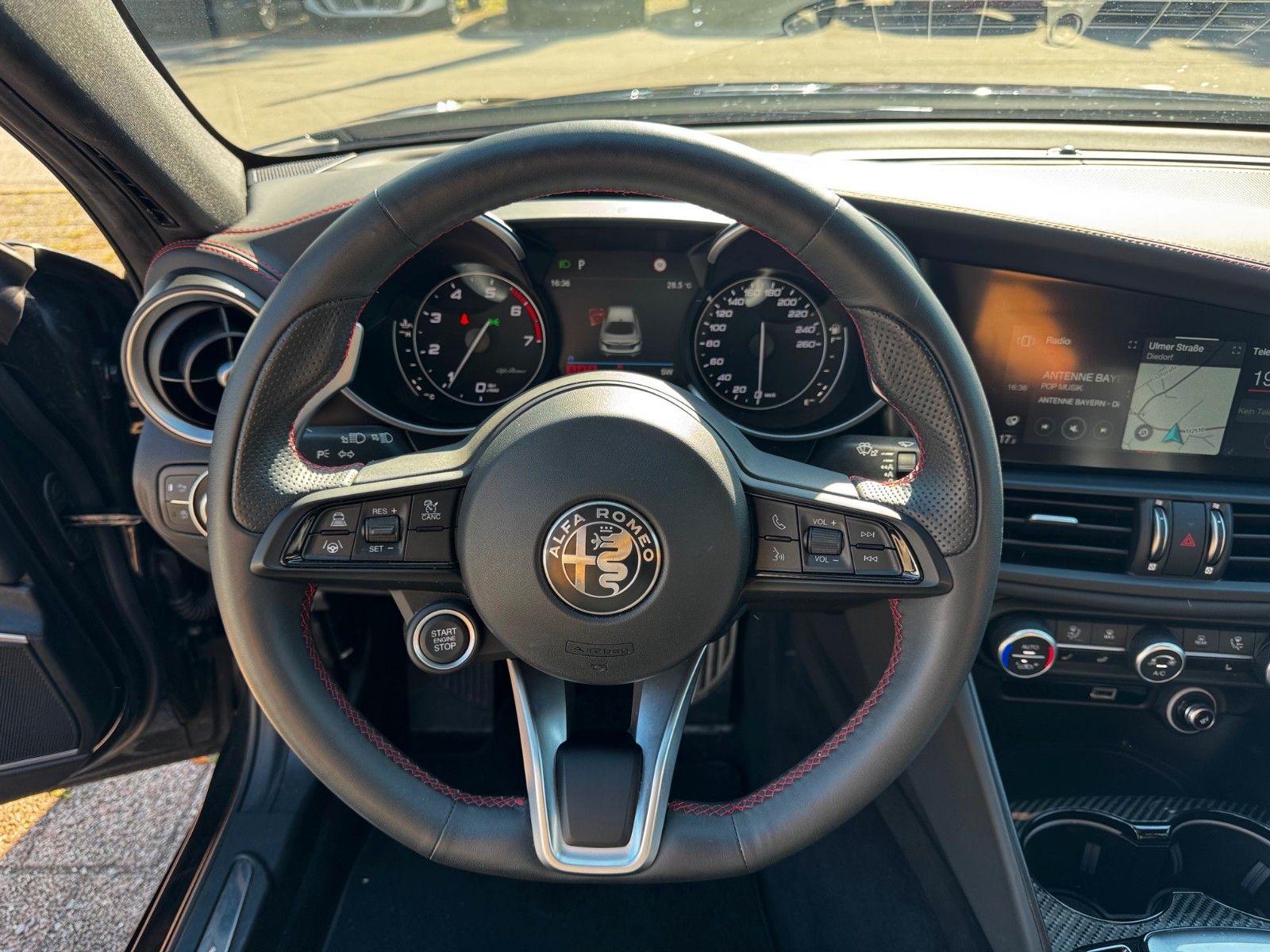 Fahrzeugabbildung Alfa Romeo Giulia 280 PS Q4 Estrema Panorama Navi Carbon