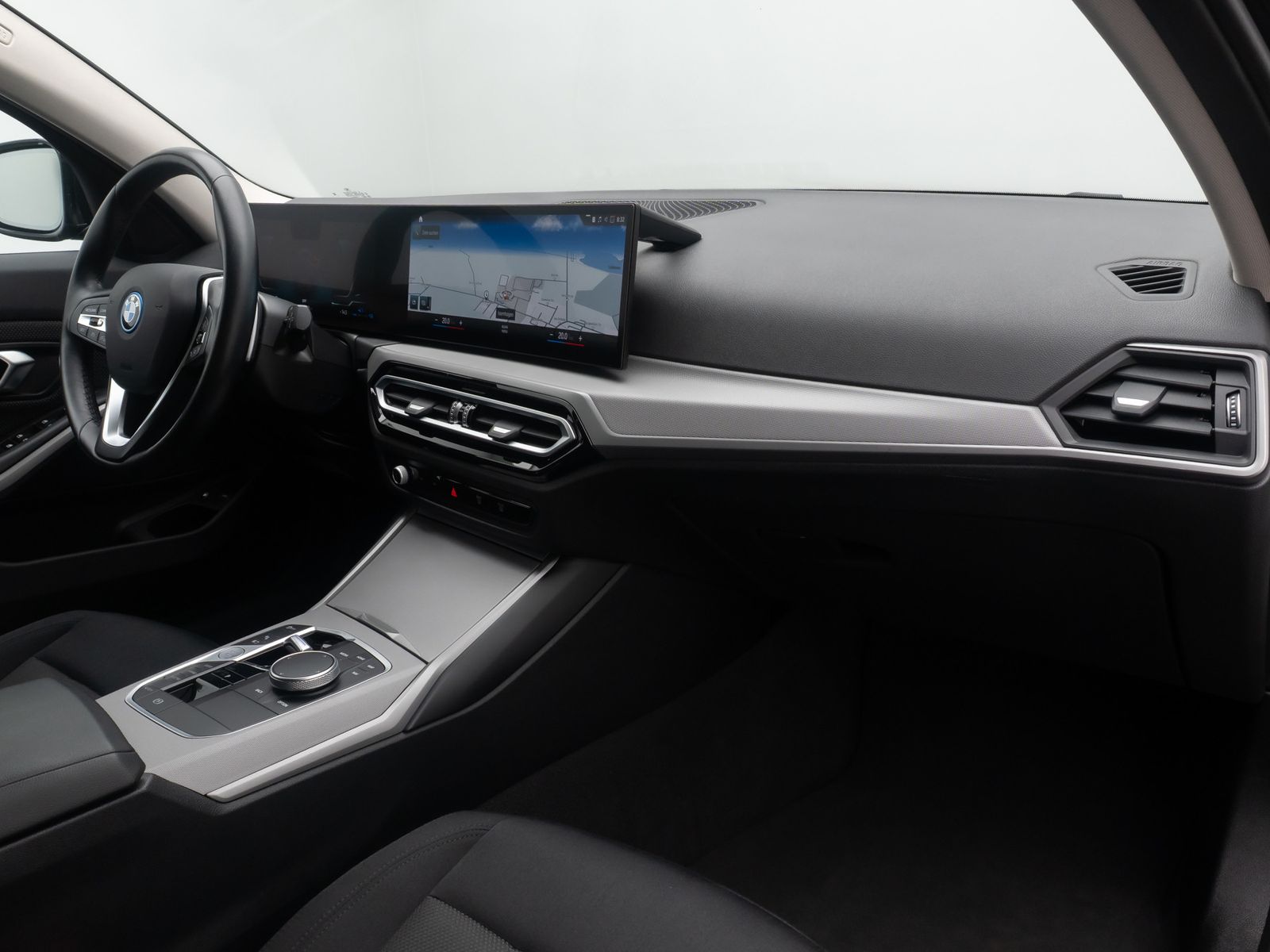 Fahrzeugabbildung BMW 320e GeschwindigReg AHK HiFi PDC CockpitPlus DAB