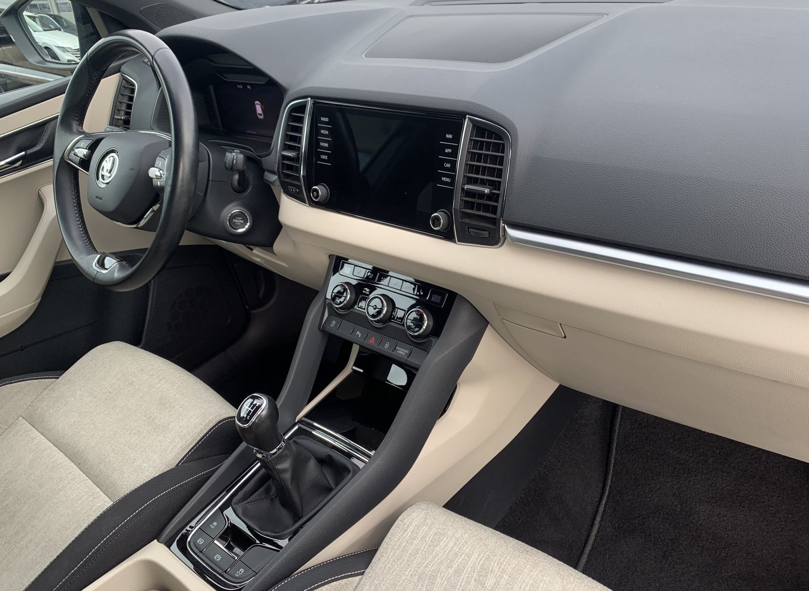 Fahrzeugabbildung SKODA Karoq 2.0 TDI*Style*LED*Navi*Pano*STHZ*CANTON*