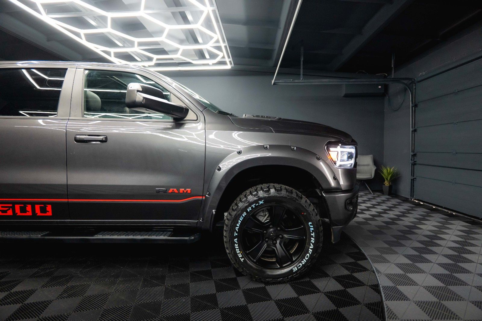 Fahrzeugabbildung Dodge RAM 5.7 V8 HEMI 4x4 OFFROAD Night-Edition *Pano*