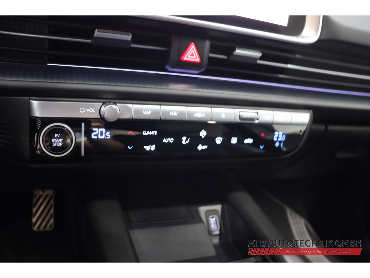 Fahrzeugabbildung Hyundai IONIQ 6 First Edition 77,4 kWh 4WD SOH 95,8% Nav