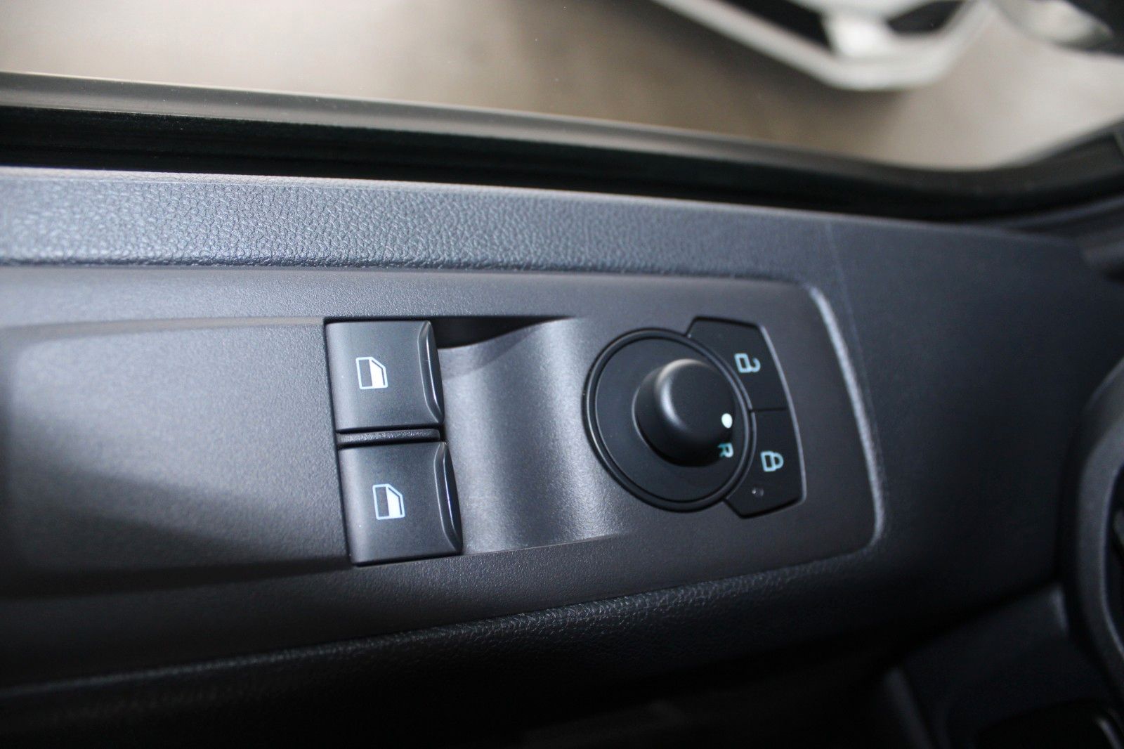 Fahrzeugabbildung Ford Transit Custom L1 Kasten LED AHK TechnologiePak2