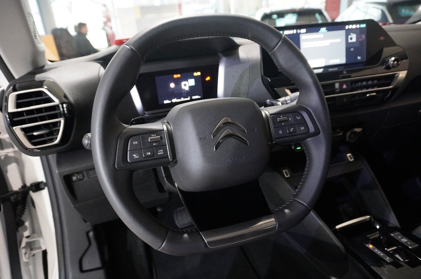 Fahrzeugabbildung Citroën C4 Lim. 1.2T PLUS NAVI/LED/KAMERA/SPORT /VIR/DAB