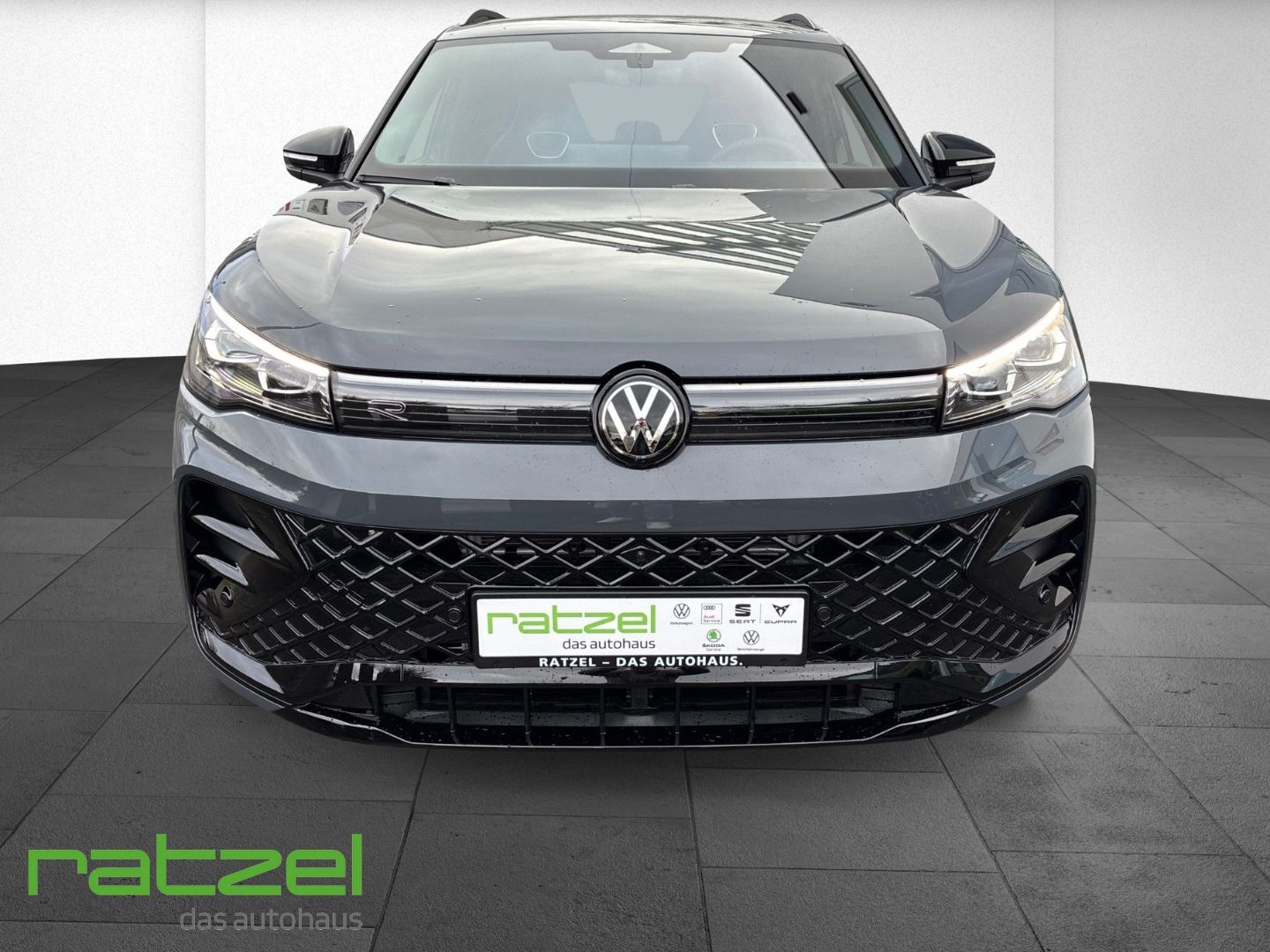 Fahrzeugabbildung Volkswagen Tiguan R-LINE eHybrid Standh.+AHK+HARMAN+IQ.Ligh