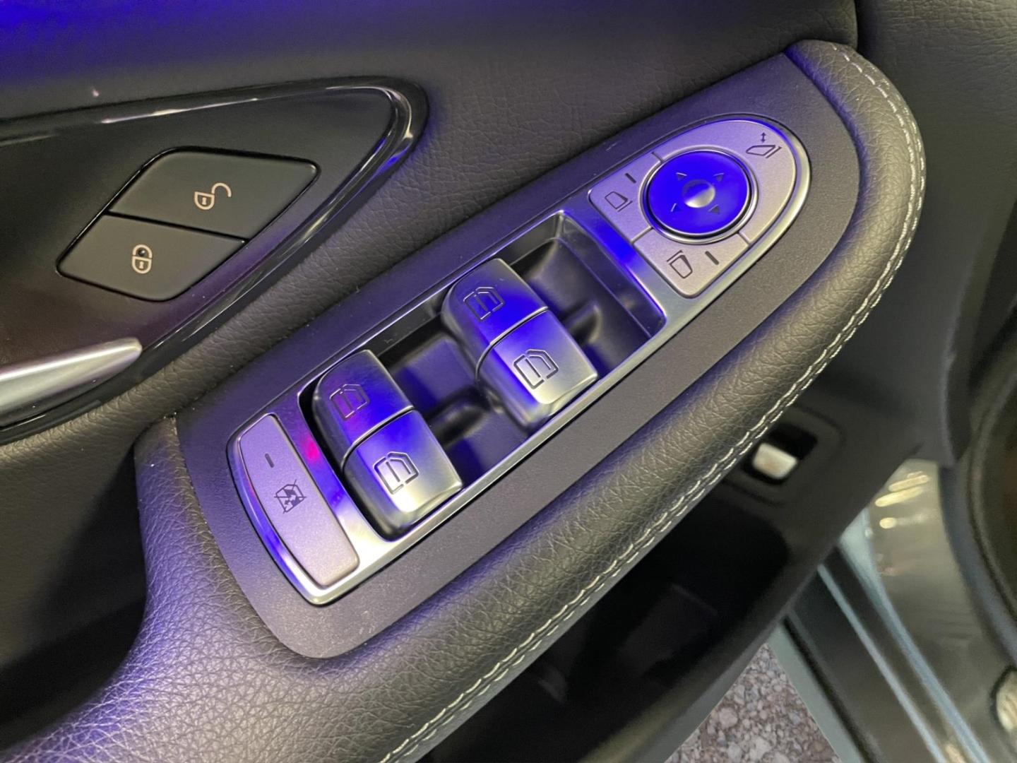 MERCEDES-BENZ GLC 300e 194CH 4X4 BVA - HAYON ÉLECTRIQUE - VOLANT EN CUIR - ATTELAGE - HUD - CAMÉRA - LED - CARPLAY - 1ERE MAIN