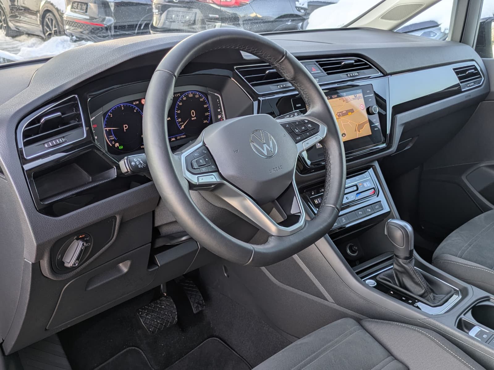 Fahrzeugabbildung Volkswagen Touran 2.0 DSG R-Line High BLACK Pano 7Si IQ AHK