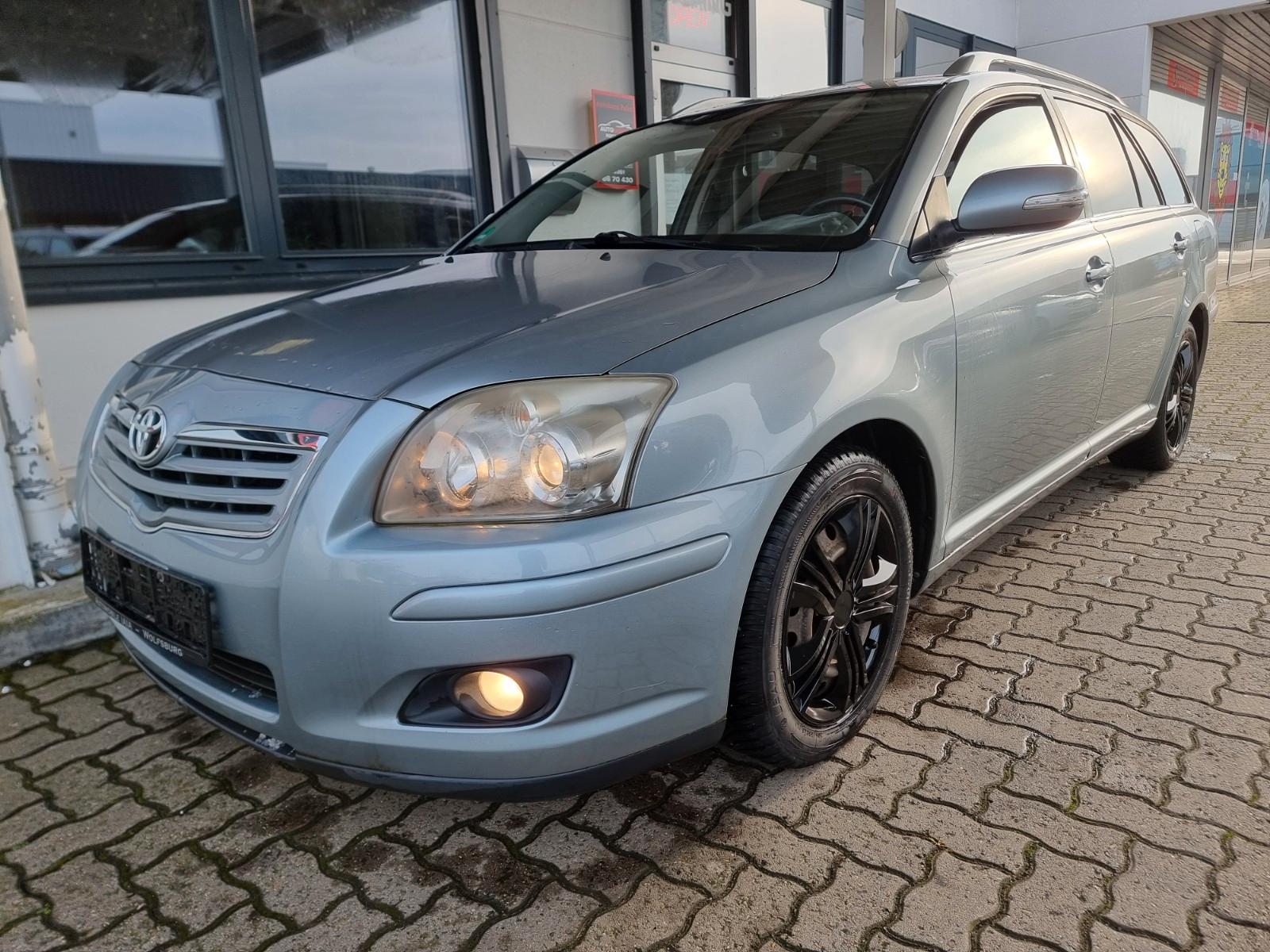 Toyota Avensis 2009 — rear view
