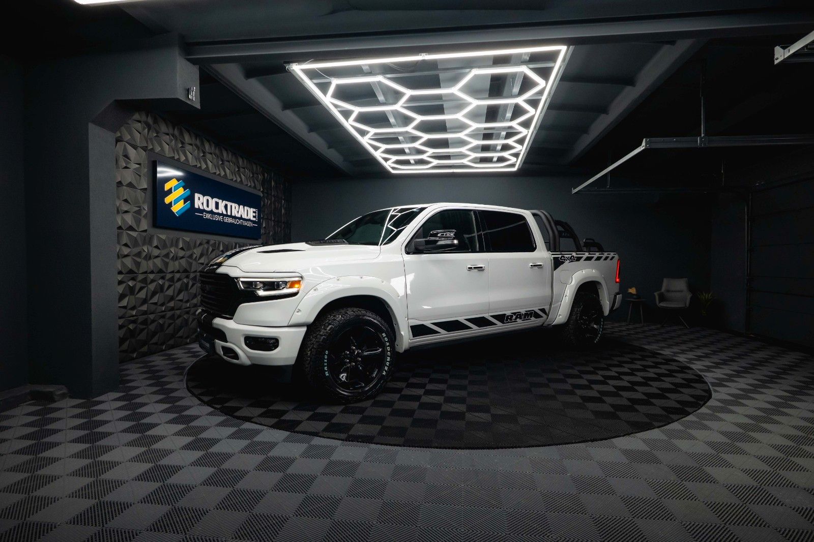 Fahrzeugabbildung Dodge RAM 5.7 V8 HEMI LIMITED Offroad Night-Paket *LED