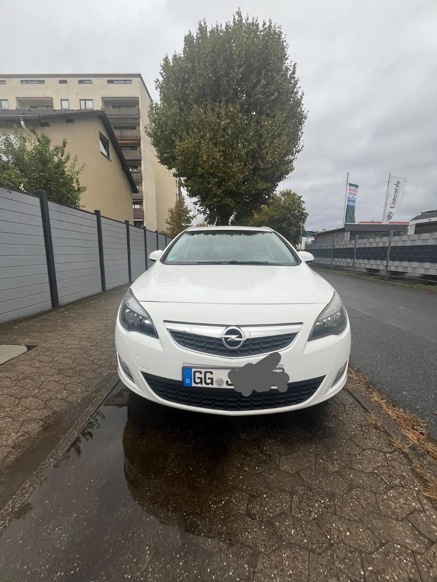 Opel Astra 2011 — engine 1.598 cm³, 179 HP (132kW)