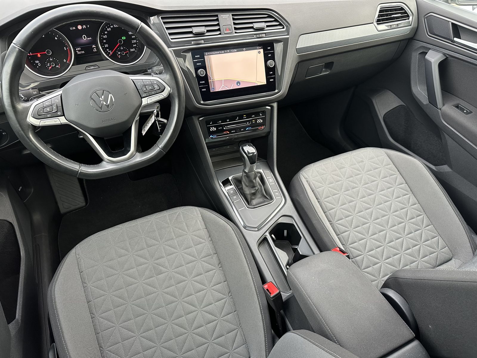 Fahrzeugabbildung Volkswagen Tiguan 2.0 TDI DSG Life NAV+LED+AHK+PANO+17ZO+PP