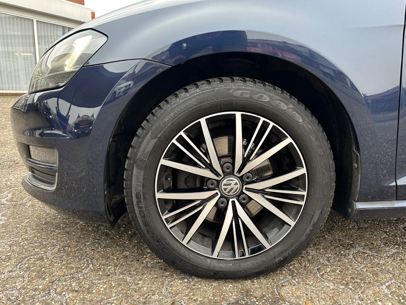 Fahrzeugabbildung Volkswagen Golf VII 1.6 TDI Allstar AHK/BiXenon/BT/GJR